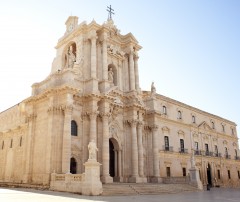 Siracusas Duomo har en fasade fra første del av 1700-tallet, mens én av veggene tilhører et mer enn 2400 år gammelt gresk tempel Siracusas Duomo, Ortigia, Siracusa, Sicilia, Italia