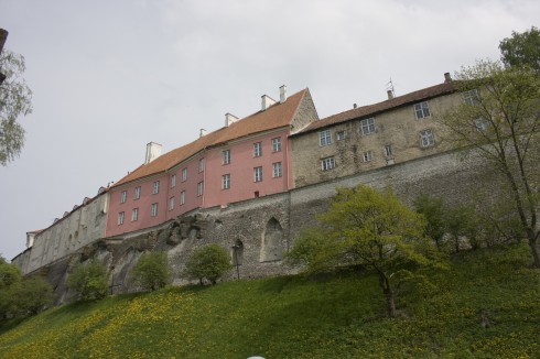 Borgmurene fra 13-1400-tallet omslutter hele Toopea-høyden der den spennende festningsbyen befinner seg. Borgmuren, Toopea-høyden, Rådhusplassen, Tallinn, historisk, gamleby, Estland, Unesco Verdensarven, Estland, Baltikum