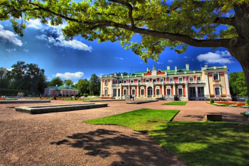 Kadriorg-palasset ble bygd av den russiske tsaren Peter den Store, og inneholder flotte kunstsamlinger av både russiske og europeiske kunstnere. Kadriorg-palasset, tsaren Peter den Store, Rådhusplassen, Tallinn, historisk, gamleby, Estland, Unesco Verdensarven, Estland, Baltikum