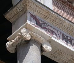 En vakker siciliansk-normannisk frise er innlagt på portico'en til Terracinas Duomo. Foto: MM/Wikipedia portico'en til Terracinas Duomo, siciliansk-normannisk frise, Terracina, Lazio, Midt-Italia, Italia
