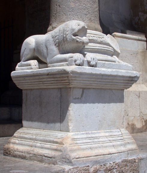 Duomo: En cirka to tusen år gammel marmorløve hviler ved foten av søyle fra antikken, hentet fra forum. Foto: MM/Wikipedia Duomo, Terracina, Lazio, Midt-Italia, Italia