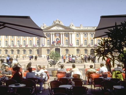 Trivelig på Place du Concorde med utsikt til det vakre rådhuset. Foto: CRT Midi-Pyrenées / D. Viet Place du Concorde, Toulouse, Sør-Frankrike, Frankrike