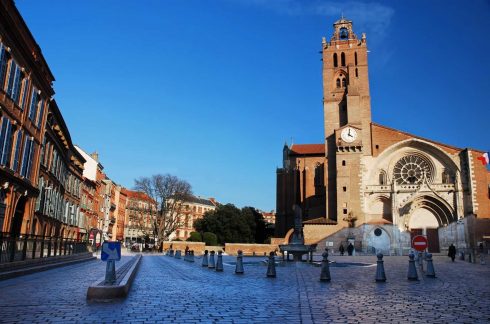 Cathédral St Etienne består av to kirker, som ingen av dem ble fullført, men etter hvert lappet sammen til én. Cathédral St Etienne, Toulouse, Sør-Frankrike, Frankrike