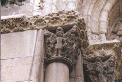 St Sernin: Figurkapiteler på søyler tilhørende Porte Miègeville. Foto © http://architecture.relig.free.fr/sernin.htm St sernin, Toulouse, Sør-Frankrike, Frankrike