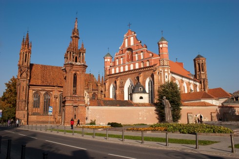 To vakre gotiske nabokirker som en gang var en del av bymuren, Santa Anna, innviet år 1500 og St Francis til høyre. Santa Anna, St Francis, Bernadine, Katedralplassen, Pilies, Markedsplassen, Vilnius, historisk, gamleby, Unesco Verdensarven, Lithauen, Baltikum