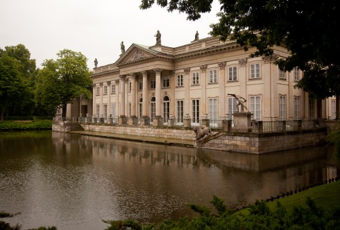 Lazienki-palasset er omgitt av en vakker park, og kan by på en omfattende bygningsmasse, som gjennom århundrene har gjennomgått endringer som speiler forskjellige tids- og stilepoker. Lazienki-palasset, Warszawa, Unesco Verdensarv, Wisla, Midt-Polen, Polen