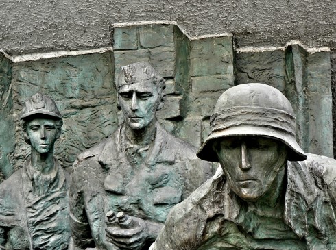 Fra krigsmonumentet ved museet Warszawa Uprising - en uhyggelig påminnelse om Den andre Verdenskrigens redsler. Warszawa Uprising, Warszawa, Unesco Verdensarv, gamlebyen Stare Miasto, Starowka, historisk bydel, middelalder, markedsplass Rynek Starego Miasto, Wisla, Midt-Polen, Polen