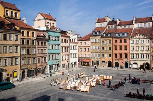 Det skjer alltid noe på markedsplassen Rynek Starego Miasto, som er omgitt av fargeglade bygårder. Warszawa, Unesco Verdensarv, gamlebyen Stare Miasto, Starowka, historisk bydel, middelalder, markedsplass Rynek Starego Miasto, Wisla, Midt-Polen, Polen
