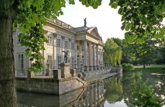 Lazienki-palasset ligger i parken med samme navn, litt sør for sentrum, ikke langt fra elven. På folkemunne kalles det Vann-palasset Lazienki-palasset, Warszawa, Unesco Verdensarv, Wisla, Midt-Polen, Polen