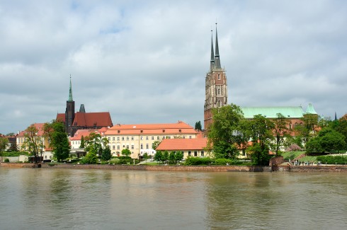 Katedralen St Johannes Døperen til høyre og Wroclaws Helige Kreuz- und Bartholomäuskirche til venstre, begge gotiske fra 12-1300-tallet. Helige Kreuz- und Bartholomäuskirche, Wroclaw, Unesco Verdensarv, middelalder, markedsplass Rynek, Odra, Sør-Polen, Polen