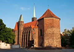 Du finner deler av et tidligere kloster foran St Martinskirken ved katedralen - også den fra middelalderen Kloster, St Martinskirken ved katedralen, Wroclaw, Unesco Verdensarv, gamlebyen, historisk bydel, middelalder, markedsplass Rynek, Odra, Sør-Polen, Polen