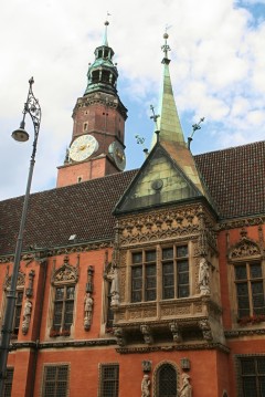 Dette karnappvinduet på Wroclaws gamle rådhus ble laget i perioden år 1476 og 1488 av ingen ringere enn herr Briccius Gauske fra Görlitz karnapp, rådhus, ratus, Briccius Gauske fra Görlitz, Wroclaw, Unesco Verdensarv, gamlebyen, historisk bydel, middelalder, markedsplass Rynek, Odra, Sør-Polen, Polen