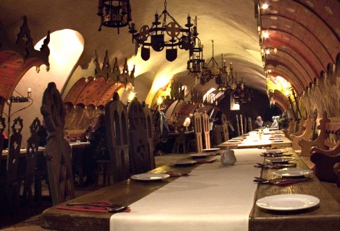 Piwnica Świdnicka er angivelig Polens eldste restaurant - i sammenhengende drift i mer enn 700 år. Du finner den i det gamle rådhusets kjeller. Piwnica Świdnicka er angivelig Polens eldste restaurant, Wroclaw, Unesco Verdensarv, middelalder, markedsplass Rynek, Odra, Sør-Polen, Polen