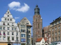 Elizabeth-kirken ved markedsplassen Rynek ruver over små nabohus...og Elizabeth-kirken er virkelig stor - større enn katedralen på den andre siden av elven Wroclaw, Unesco Verdensarv, gamlebyen, historisk bydel, middelalder, markedsplass Rynek, Odra, Sør-Polen, Polen