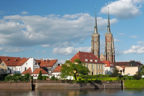 Katedralen St Johannes Døperen ligger vis-à-vis gamlebyen, kun en kort spasertur unna, over to av byens 112 broer. Wroclaw, Unesco Verdensarv, middelalder, markedsplass Rynek, Odra, Sør-Polen, Polen