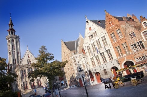 Fra plassen Jan van Eyck Plein med middelalderbygningen Porterslooge, påbegynt år, 1395 til venstre - et forsamlingshus for borgerskapet . Foto: © Brugge / Jan D'Hondt Brügge, kanaler, Markt, historisk, Unescos liste over Verdensarven, øl, bryggerier, gourmet, gamleby, gotikken, renessansen, barokken, Flandern, Belgia