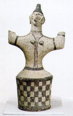 En annen godbit fra Rethymnons arkeologiske museum - en malt leirfigur av en minoisk gudinne år 1320 - 1200 f Kr. Foto: Rethymnon arkeologiske museum Rethymnons arkeologiske museum, Kreta, Hellas