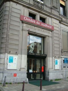 Bak den litt unnseelige døren til Ailard Pierson Museum er det skatter fra antikken. Foto: © reisdit.no Ailard Pierson Museum, Amsterdam, kanaler, Unescos liste over Verdensarven, Nederland