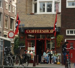 Folk besøker ikke nødvendigvis Cofeeshops for å drikke kaffe - nytt av året er at kun nederlandske statsborgere får kjøpt hasj og marihuana her Cofeeshop, Amsterdam, kanaler, Unescos liste over Verdensarven, Nederland