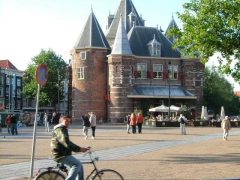 Det gamle vekthuset De Waag, også kalt Sint Antonieswaag, på den viktige møteplassen Nieuwmarkt. Foto: © reisdit.no Nieuwmarkt, Amsterdam, kanaler, Unescos liste over Verdensarven, Nederland