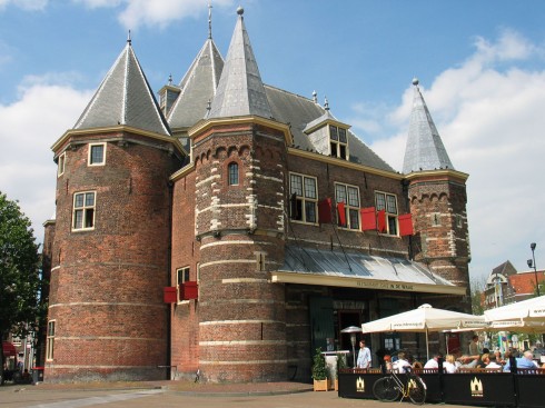 De Waag er Amsterdams offisielle vekt som ble bygd på 1400-tallet. Alle handelsbyer hadde en slik nøytral vekt. Foto: © NBTC Holland Marketing Amsterdam, kanaler, middelalder, Anne Frank, Rijksmuseum, Van Gogh Museum, Hermitage, Unescos liste over Verdensarven, Holland, Nederland