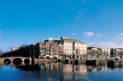Den hvite bygningen til høyre for broen heter Carré og er et kjent teater. Foto: © NBTC Holland Marketing Amsterdam, kanaler, middelalder, Anne Frank, Rijksmuseum, Van Gogh Museum, Hermitage, Unescos liste over Verdensarven, Holland, Nederland