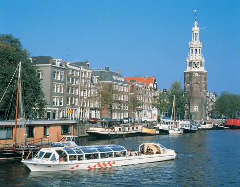 Sightseeingbåt er en fin måte å se Amsterdam, ettersom kanalene finnes over alt. Foto: © NBTC Holland Marketing Amsterdam, kanaler, middelalder, Anne Frank, Rijksmuseum, Van Gogh Museum, Hermitage, Unescos liste over Verdensarven, Holland, Nederland