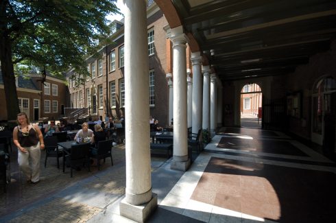 Ved Amsterdam Museum finner du en trivelig åpen plass med servering. Foto: © NBTC Holland Marketing Amsterdam, kanaler, middelalder, Anne Frank, Rijksmuseum, Van Gogh Museum, Hermitage, Unescos liste over Verdensarven, Holland, Nederland
