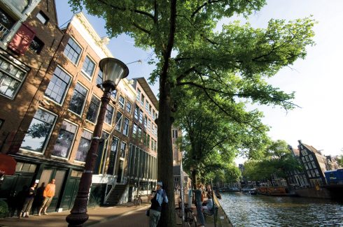 Anne Franks hus ligger vakkert til langs en kanal, ikke langt fra den gamle kirken Westkerk. Foto: © NBTC Holland Marketing Amsterdam, kanaler, middelalder, Anne Frank, Rijksmuseum, Van Gogh Museum, Hermitage, Unescos liste over Verdensarven, Holland, Nederland