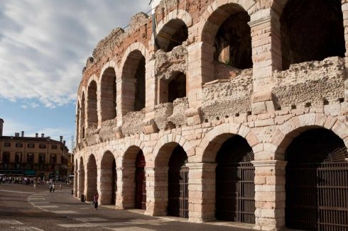 Arena i Verona lå opprinnelig utenfor den romerske bymuren. Foto: © Provincia di Verona Turismo / T. Weimar Verona, Arena, Piazza delle Erbe, Piazza Signori, Piazza Bra, Unescos liste over Verdensarven, romerriket, antikken, historiske bydeler, gamlebyen, Veneto, Nord-Italia, Italia