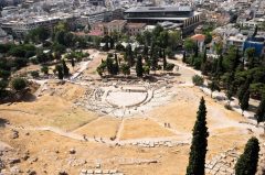 Dionysosteateret foran det nye flotte Akropolismuseet, hvor samlingene er flyttet ned fra det gamle museet, som tidligere lå oppe på Akropolis
