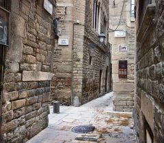 Steinene du går på i smugene i Barrio Gothico kan godt være fra romertiden - veggenes steiner, også Barcelona, Barrio Gotico, La Sagrada Familia, katalansk, Unescos liste over Verdensarven, Antoni Gaudi, Parc Guell, Catalunia, Spania