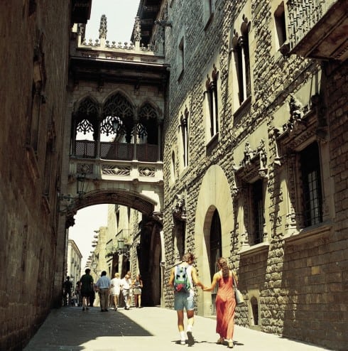 Carrer del Bispe er et de mest karakteristiske middelaldersmugene i Barrio Gothico. Foto: © Turisme de Barcelona / Espai d'Imatge Barcelona, Barrio Gotico, La Sagrada Familia, katalansk, Unescos liste over Verdensarven, Antoni Gaudi, Parc Guell, Catalunia, Spania