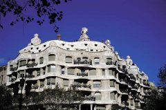 Et annet mesterverk av Antoni Gaudi Casa Milà, også kalt La Pedrera -steinbruddet - på folkemunne. Foto: © Turisme de Barcelona / L. Bertran Barcelona, Casa Milà, Barrio Gotico, La Sagrada Familia, katalansk, Unescos liste over Verdensarven, Antoni Gaudi, Parc Guell, Catalunia, Spania
