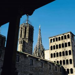 Tårnet til Barcelonas katedral Le Seu til venstre og Torre de Rei Marti tilhørende Palau Reial fra 1300-tallet til høyre. Foto: © Turisme de Barcelona / Espai d'Imatge Barcelona, Barrio Gotico, La Sagrada Familia, katalansk, Unescos liste over Verdensarven, Antoni Gaudi, Parc Guell, Catalunia, Spania