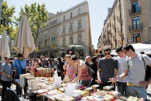 Bokmarked på Diada de Sant Jordi er ett av mange markeder i Barcelona. Foto: © Turisme de Barcelona / Espai d'Imatge Barcelona, Barrio Gotico, La Sagrada Familia, katalansk, Unescos liste over Verdensarven, Antoni Gaudi, Parc Guell, Catalunia, Spania