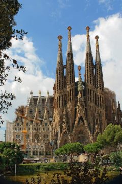 Barcelonas landemerke fremfor noe - La Sagrada Familia, som er hovedverket til arkitekten Antoni y Coronet Gaudi La Sagrada Familia, Barcelona, katalansk, Unescos liste over Verdensarven, Antoni Gaudi, Guell, Catalunia, Spania