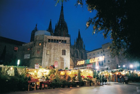 Fra julemarkedet ved Avinguda de la Catedral i Barrio Gothico med katedralen Le Seu i bakgrunnen. Foto: © Turisme de Barcelona / Jordi Trullàs Barcelona, Barrio Gotico, La Sagrada Familia, katalansk, Unescos liste over Verdensarven, Antoni Gaudi, Parc Guell, Catalunia, Spania