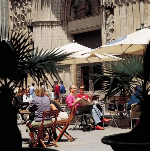 En uteservering foran kirken Santa Maria del Mar i Ribera-kvartalet. Foto: © Turisme de Barcelona / Espai d'Imatge Barcelona, Barrio Gotico, La Sagrada Familia, katalansk, Unescos liste over Verdensarven, Antoni Gaudi, Parc Guell, Catalunia, Spania