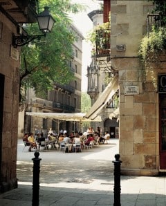 En hyggelig uteservering i Ribera-kvartalet i gamlebyen Barrio Gothico. Foto: © Turisme de Barcelona / Espai d'Imatge Barcelona, Barrio Gotico, La Sagrada Familia, katalansk, Unescos liste over Verdensarven, Antoni Gaudi, Parc Guell, Catalunia, Spania