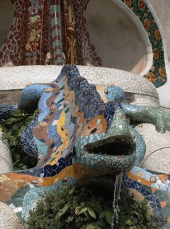 En fontene formet som en firfisle, kledd i fargerik mosaikk i Parc Güell i Barcelona - designet av Antoni Gaudi Parc Güell, Barcelona, katalansk, Unescos liste over Verdensarven, Antoni Gaudi, Guell, Catalunia, Spania