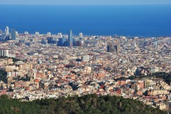 Panorama over Barcelona sentrum - legg merke til La Sagrada Familia og det prosjektilformede Torre de Collserola av Norman Foster Torre de Collserola, Barcelona, katalansk, Unescos liste over Verdensarven, Antoni Gaudi, Guell, Catalunia, Spania