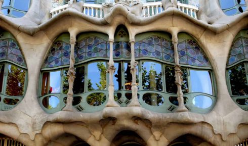 Dette vinduet i Casa Batllo er ikke hverdagskost - huset er for øvrig i privat eie og ikke åpent for publikum Barcelona, Barrio Gotico, La Sagrada Familia, katalansk, Unescos liste over Verdensarven, Antoni Gaudi, Parc Guell, Catalunia, Spania