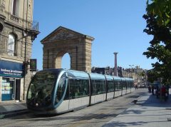 Bordeaux-trikken er et fint fremkomstmiddel i storbyen. Tre linjer krysser hverandre og dekker både sentrum og omegn. Foto: © reisdit.no Bordeaux, Medoc, Unescos liste over Verdensarven, Vieux ville, gamlebyen, middelalder, Sør-Frankrike, Frankrike