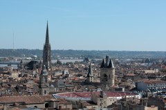 Panorama over den vakre byen Bordeaux, med alle spirene - Basilique St. Michel til venstre og byporten Grosse Cloche til høyre Bordeaux, Medoc, Unescos liste over Verdensarven, Vieux ville, gamlebyen, middelalder, Sør-Frankrike, Frankrike