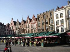 På den store plassen Markt midt i gamlebyen ligger brasseriene skulder ved skulder i grundig restaurerte hus, noen av dem med opprinnelse helt tilbake fra 1400-tallet Brugge, kanaler, Markt, historisk, Unescos liste over Verdensarven, øl, bryggerier, gourmet, gamleby, gotikken, renessansen, barokken, Flandern, Belgia