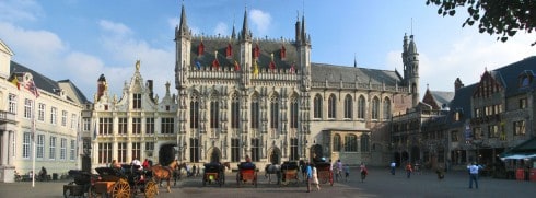 Fra plassen Burg ved siden av Markt med det gamle rådhuset – Stadthuis – fra middelalderen. Til venstre bygningen Civiele Griffie – sorenskriveren – og til høyre Heilig-Bloedbasiliek hvor en dråpe av Jesu blod angivelig oppbevares Brugge, kanaler, Markt, historisk, Unescos liste over Verdensarven, øl, bryggerier, gourmet, gamleby, gotikken, renessansen, barokken, Flandern, Belgia