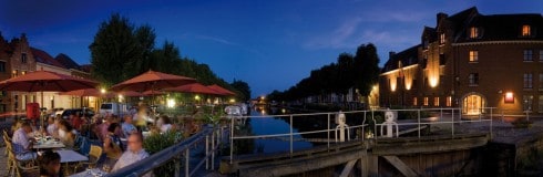 Langs kanalene i Brugge er det mye å se og mange vannhull hvor man kan slukke tørsten. Foto: © Brugge / Jan Darthet Brugge, kanaler, Markt, historisk, Unescos liste over Verdensarven, øl, bryggerier, gourmet, gamleby, gotikken, renessansen, barokken, Flandern, Belgia