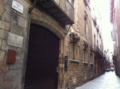 Du finner Museu Picasso bak denne beskjedne fasaden i Carrer Montcada. Foto: Kippelboy / Wikipedia (CC BY 3.0) Barcelona, Barrio Gotico, La Sagrada Familia, katalansk, Unescos liste over Verdensarven, Antoni Gaudi, Parc Guell, Catalunia, Spania