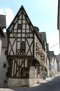 Her ser vi samme hus fra 1400-tallet i Rue des Écuyers nedenfra. Foto: © Office de Tourisme Chartres Chartres, Rue des Écuyers , Cathedrale Notre dame de Chartres, Eure, Eure et Loire, Unescos liste over Verdensarven, Vest-Frankrike, Frankrike